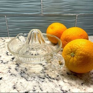 VINTAGE CITRUS JUICER CLEAR REAMER WITH HANDLE AND SPOUT